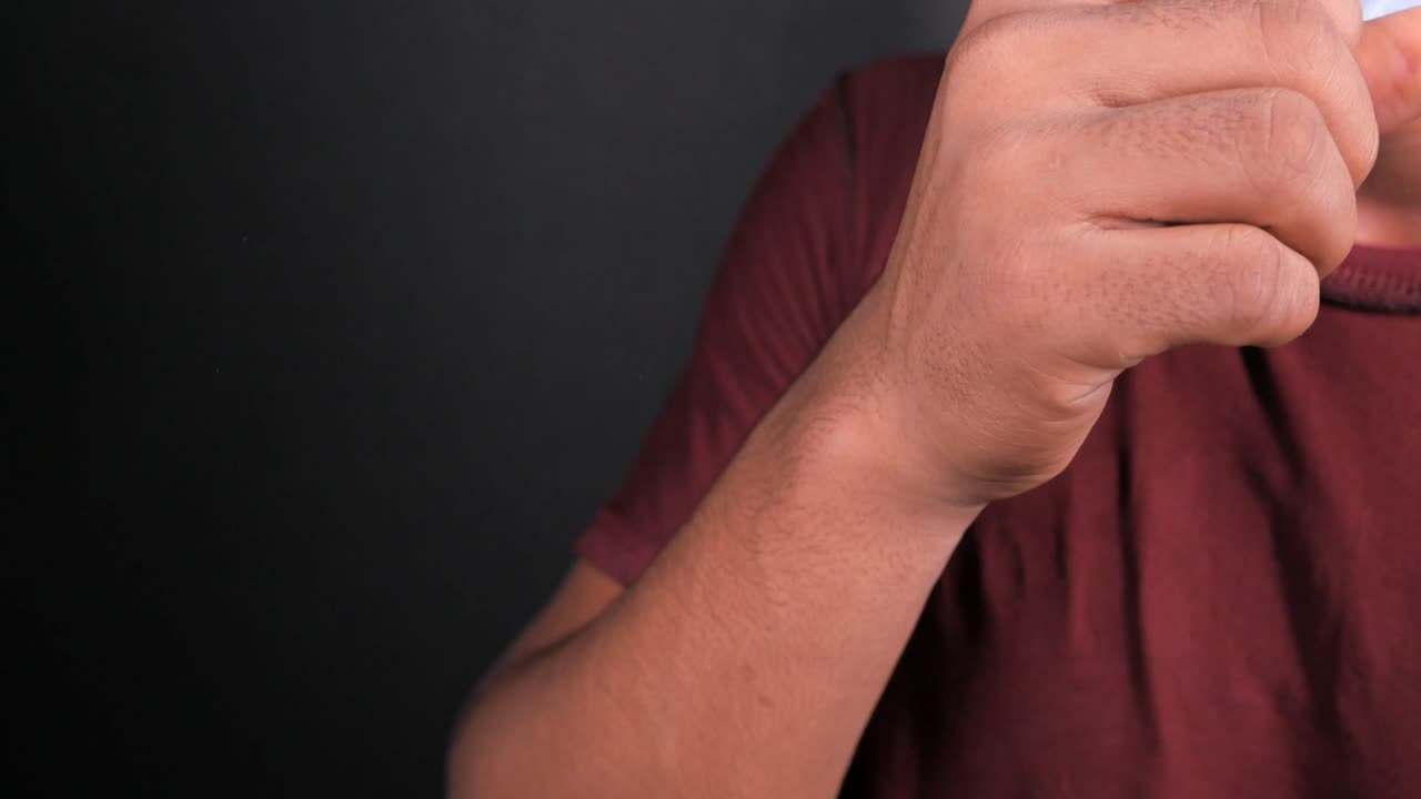 마스크를 쓰고 주먹을 고 있는 사람