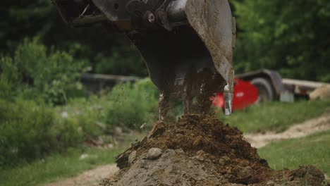 excavadora arrojando tierra fesh en el sitio de construcción en funcionamiento