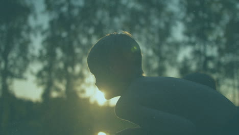 Verträumter-Vintage-Film-Der-Glücklichen-Kindheit-Der-1980er-Jahre,-Silhouette-Eines-Jungen-Bei-Sonnenuntergang