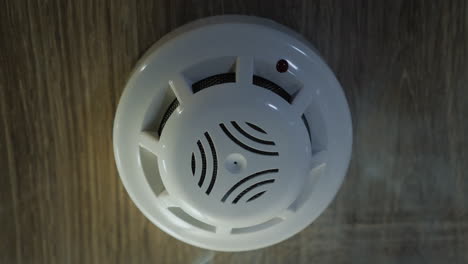 el detector de humo se activa por un goteo de dum el indicador rojo se enciende video 4k