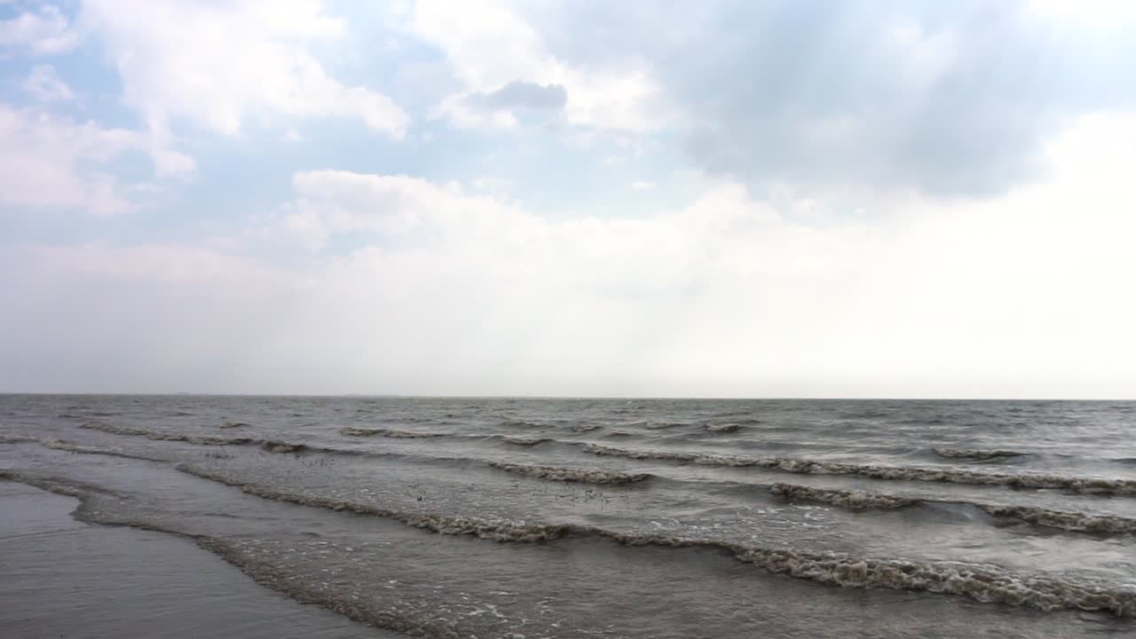 구름 인 해변 장면