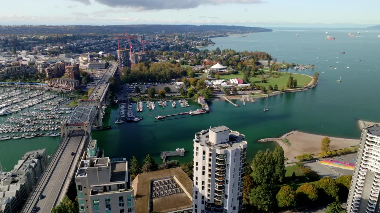 캐나다 브리티시 컬럼비아 주 밴쿠버에 있는 팔스 크리크 (false creek) 에 있는 버라드 스트리트 다리와 마리나.