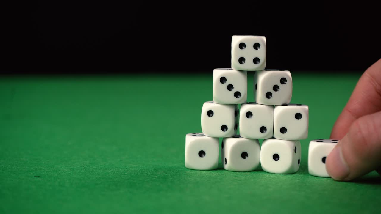 recogiendo un dado de una pila de pirámides