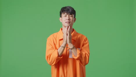 hombre en mono naranja con esposas