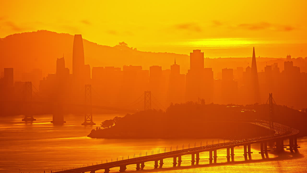 오클랜드, 캘리포니아에서 볼 수 있는 샌프란시스코 시내 스카이라인과 베이 브릿지 - 골든 선 타임스