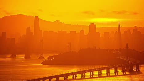 Horizonte-De-La-Ciudad-De-San-Francisco-Y-Puente-De-La-Bahía-Visto-Desde-Oakland-California---Lapso-De-Tiempo-De-Puesta-De-Sol-Dorada