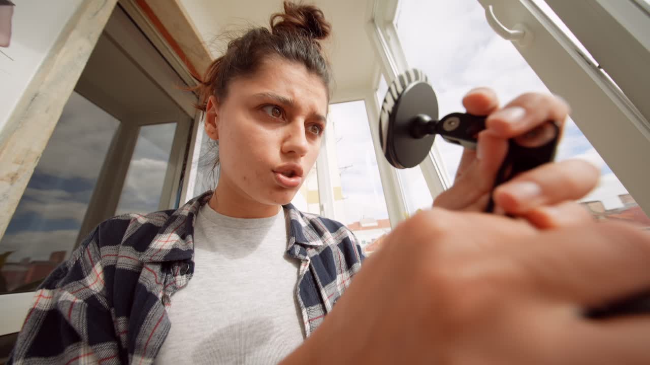 Giovane donna espressiva che fa vlogging e smorfie.