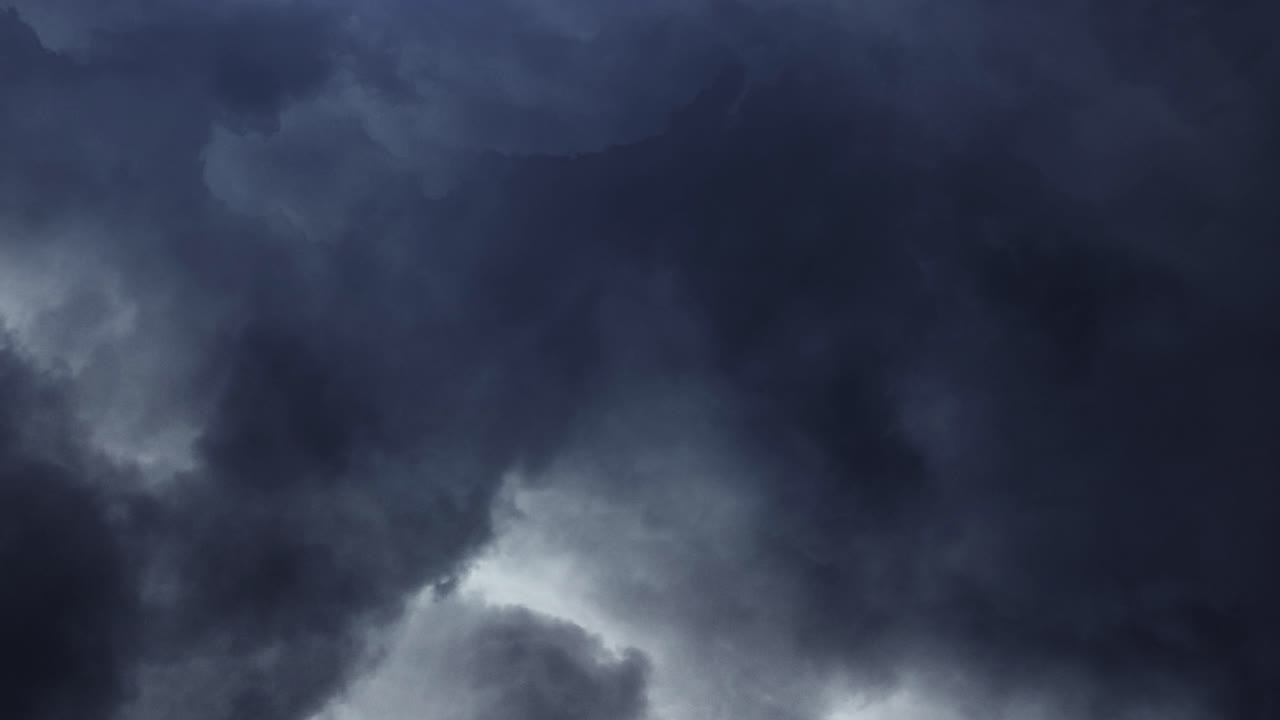 relámpagos pov parpadean entre espesas nubes en el cielo, tormenta 4k