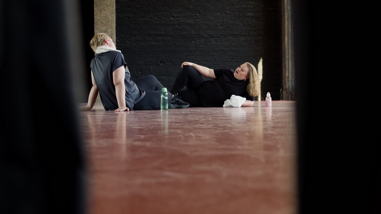 женщины разговаривают после тренировки