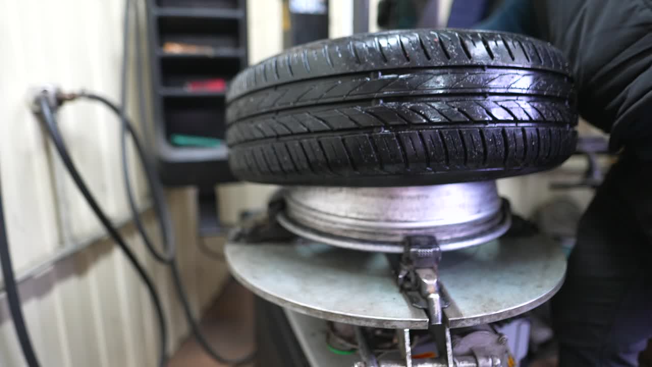 cambio de neumáticos en un taller de reparación