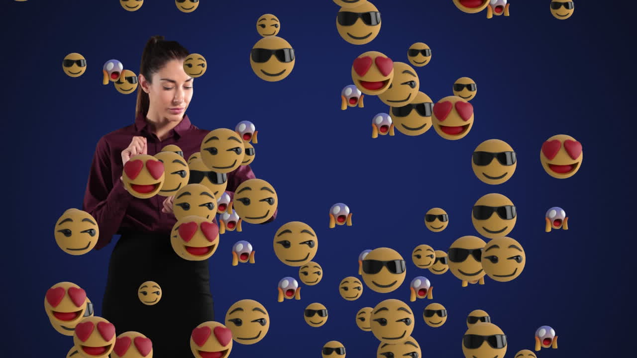 이모티콘을 가진 시계를 사용하는 젊은 남녀 사업가