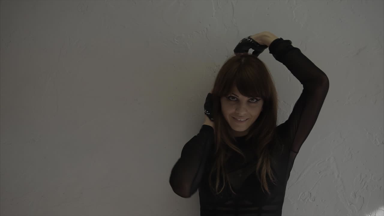 mujer con traje negro