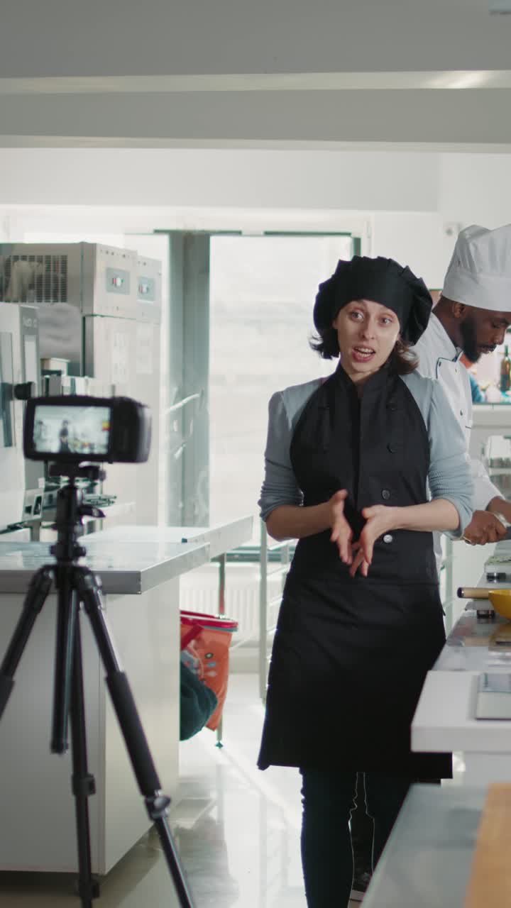 Chef che crea contenuti video in un ristorante