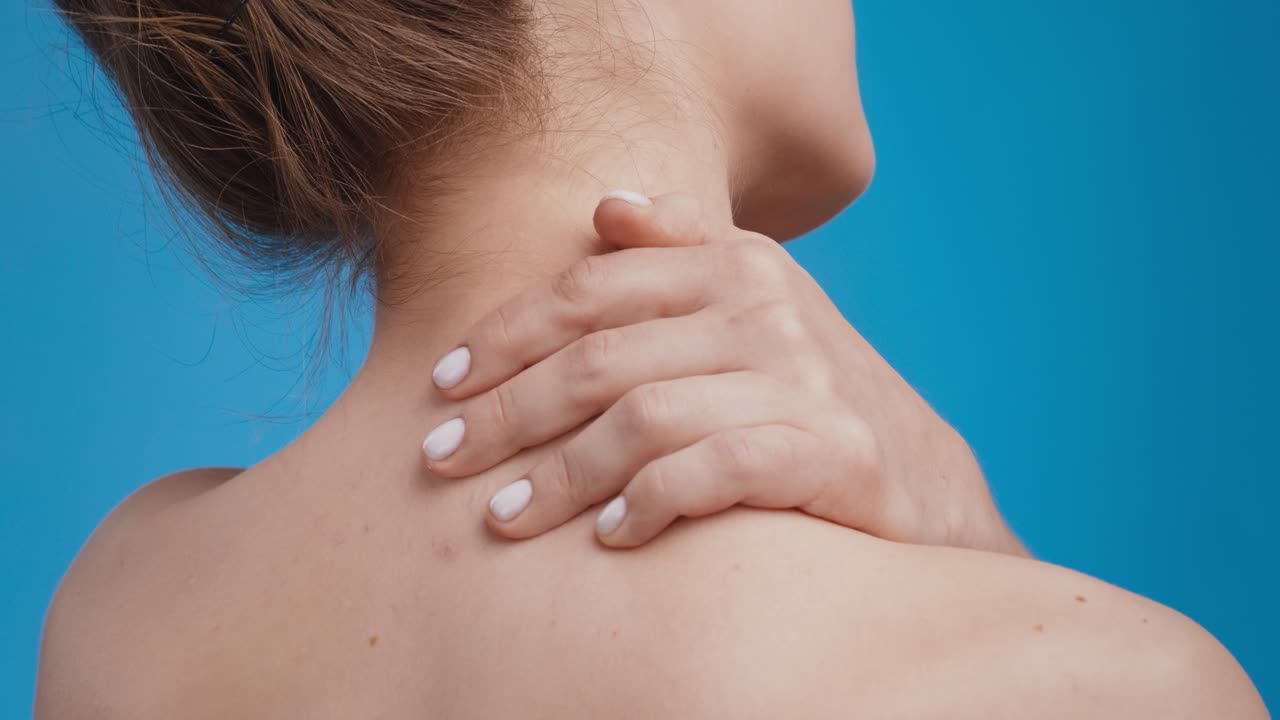 mujer con dolor de cuello y espalda
