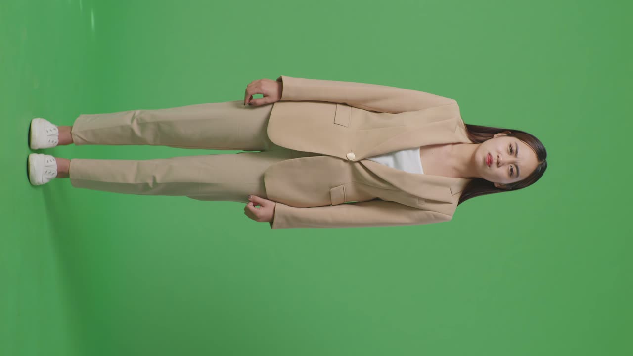 Full Body Of Asian Business Woman Not Satisfied And Shakes Her Head While Standing In Front Of Green Screen