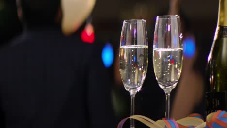 cu botellas y copas de champán en la mesa