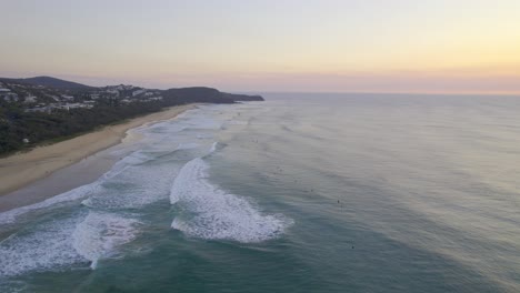 Paisaje-Al-Atardecer-En-Sunshine-Beach-En-Queensland,-Australia---Toma-Aérea