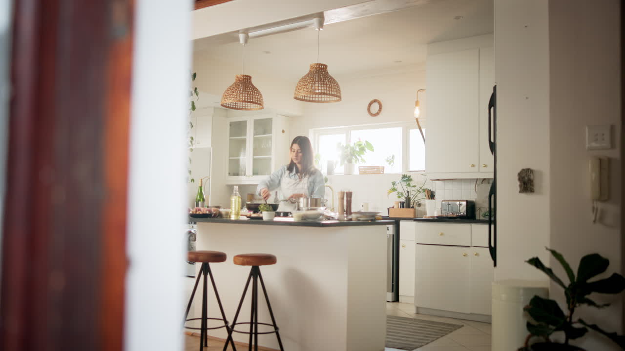 Donna che cucina in una cucina moderna