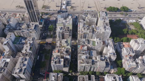 imágenes de la zona volando sobre las concurridas calles de la playa de copacabana en río de janeiro, brasil