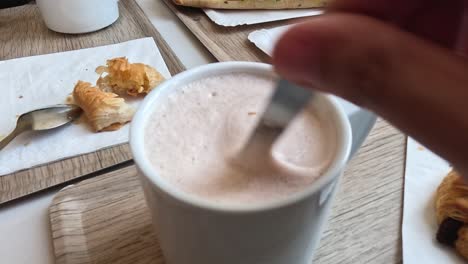 mezclando café con pasteles en la mesa