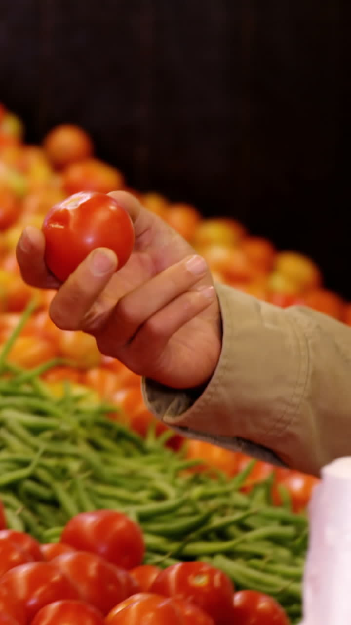 유기농 부문에서 토마토를 선택하는 사람