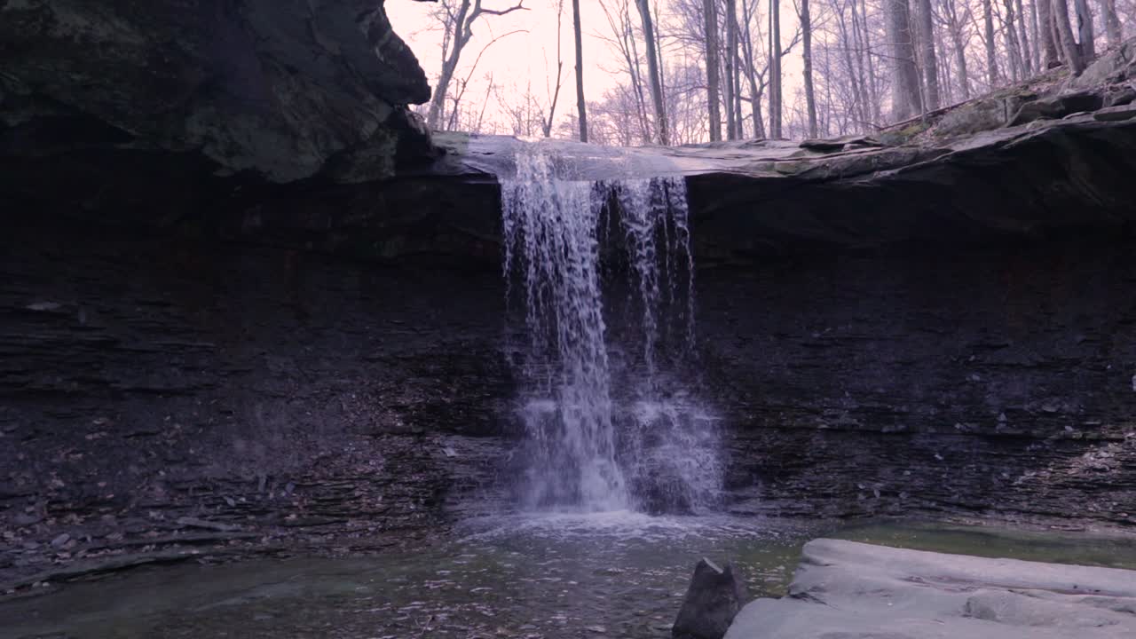la gallina azul cae en el parque nacional del valle de cuyahoga.