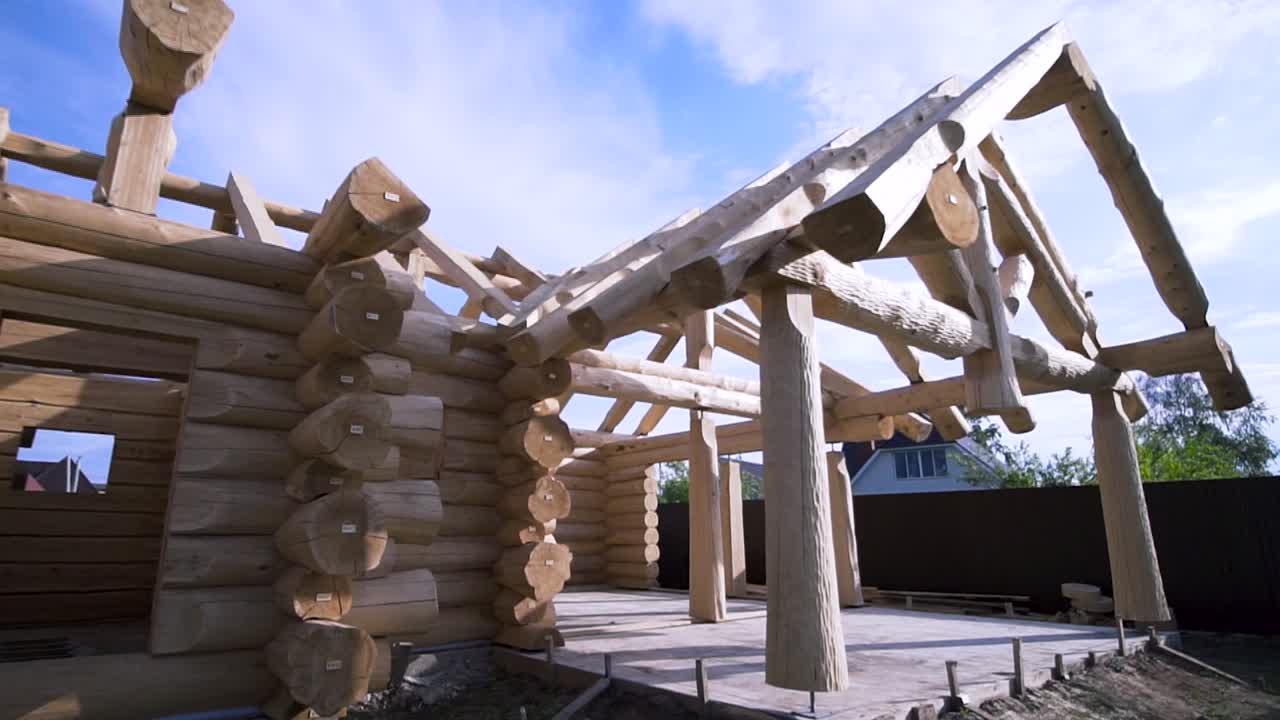 cabaña de madera en construcción