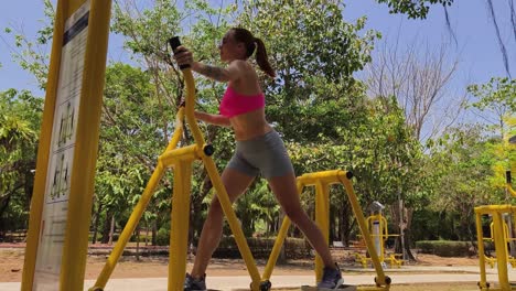 mujer haciendo ejercicio en un parque de fitness al aire libre