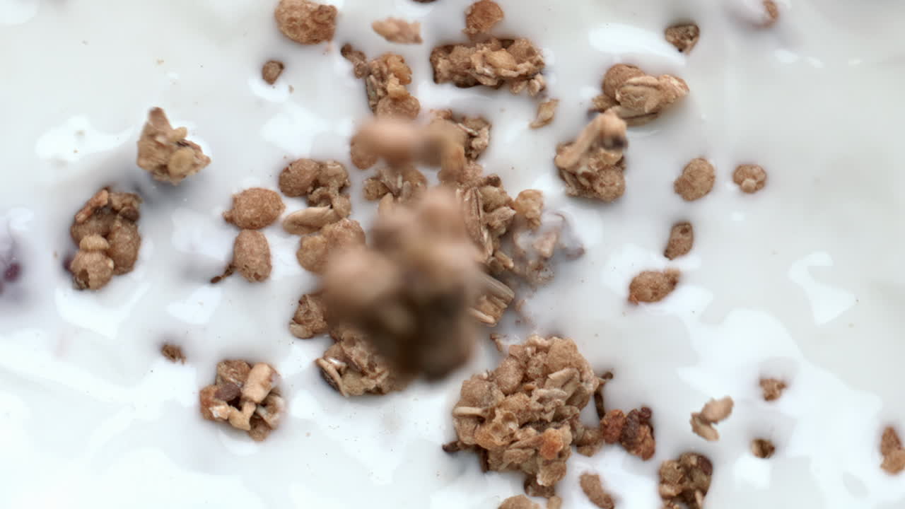 Yoğurtlu granola tatlısı kahvaltı, yakın çekim. Lezzetli müsli kremsi sıvıya düşüyor.