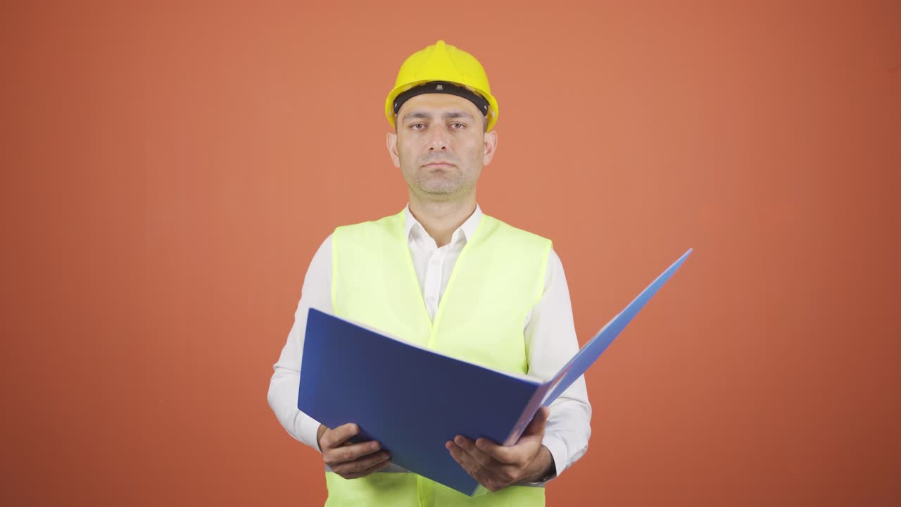 ingeniero que trabaja en el proyecto.