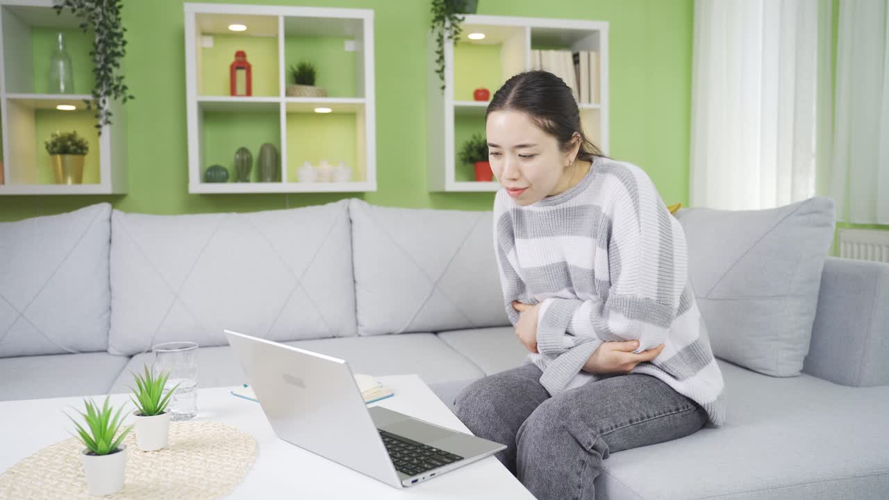 집에 있는 건강하지 않은 아시아 젊은 여성은  ⁇ 에 통증이 있고, 무감각합니다.