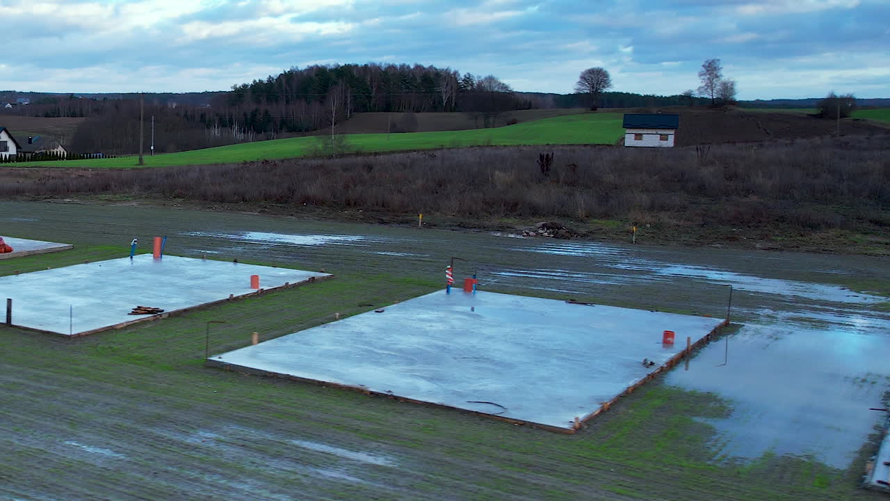 주택 건설을 위해 준비된 콘크리트 기초 슬래브