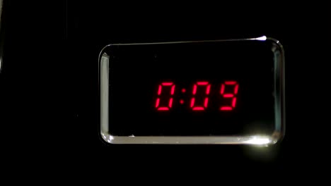 primer plano cuenta regresiva de 15 segundos en el temporizador de microondas