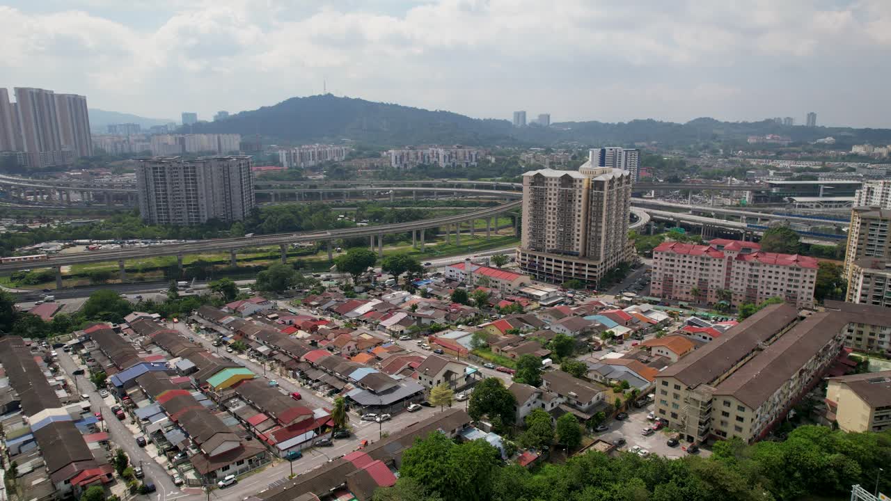 Drohnenaufnahme des Vororts Sri Petaling mit Gebäuden und belebten Straßen in Kuala Lumpur, Malaysia