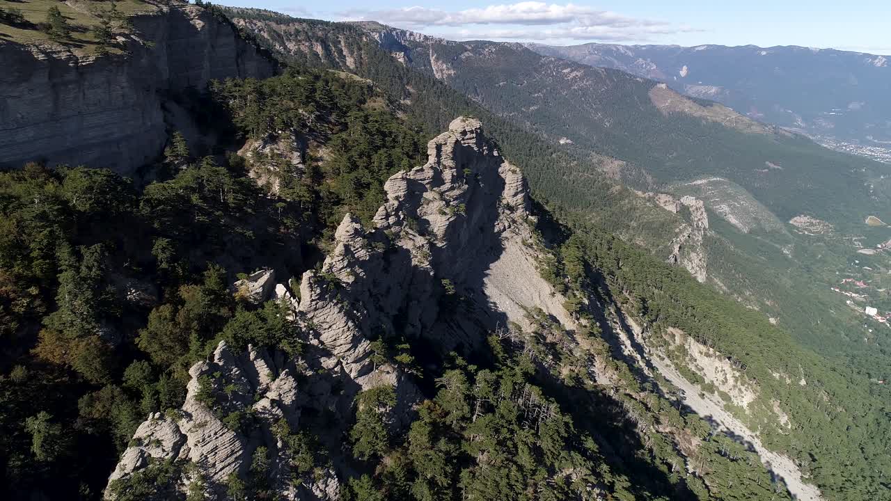 산꼭대기와 계곡 풍경