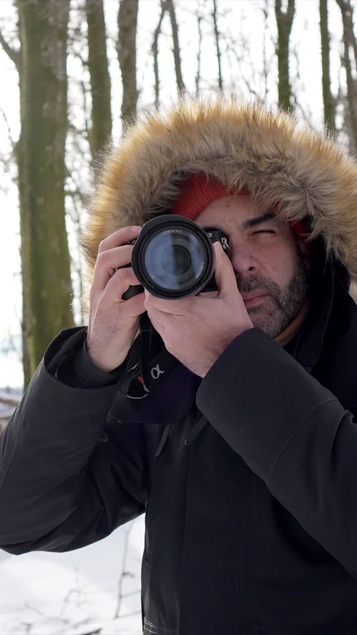 Fotografo nella foresta invernale