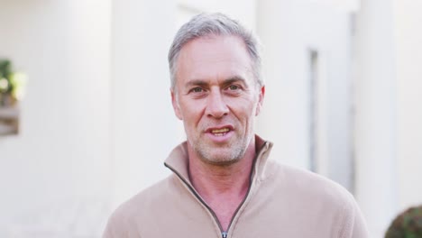 Portrait-of-happy-caucasian-man-looking-at-camera-and-smiling