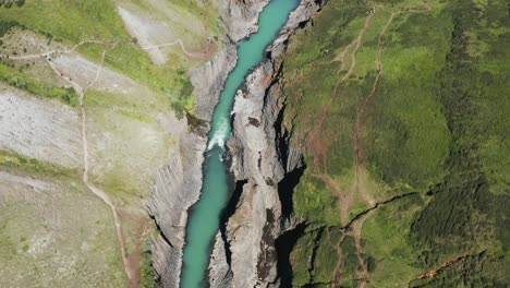 über-Spektakulärer-Schlucht-Mit-Blauem-Fluss-In-Island,-Antenne-Bei-Studlagil