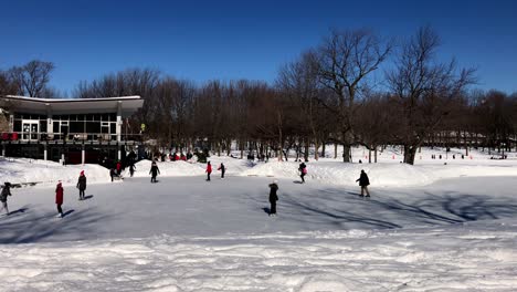 Un-Hermoso-Día-Mientras-Niños-Y-Adultos-Disfrutan-Jugando-En-El-Hielo