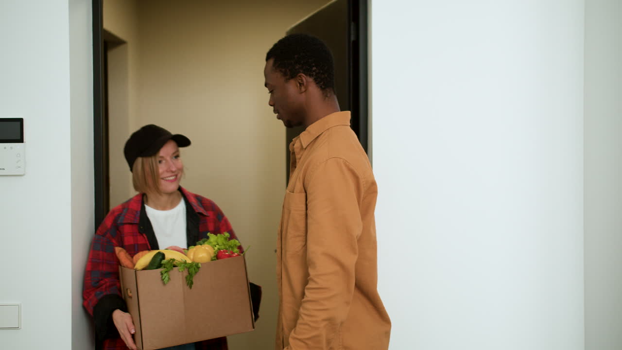 hombre recibiendo una caja de verduras
