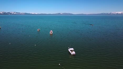 Toma-Aérea,-Imágenes-Sobre-El-Lago-Tahoe-Y-Los-Barcos,-Tarde-Soleada,-Nevada