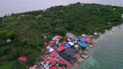 un pueblo costero remoto alimentado por paneles solares en una isla del caribe