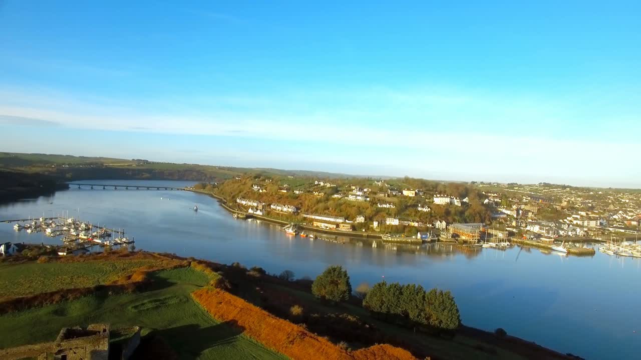 Vista aerea di paesaggio e fiume 4K