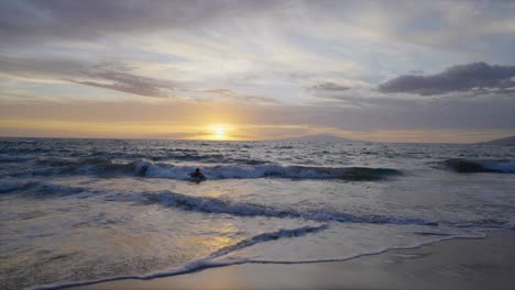 Junge-Auf-Einer-Welle-Auf-Einem-Bodyboard-Bei-Sonnenuntergang-In-Maui,-Hawaii