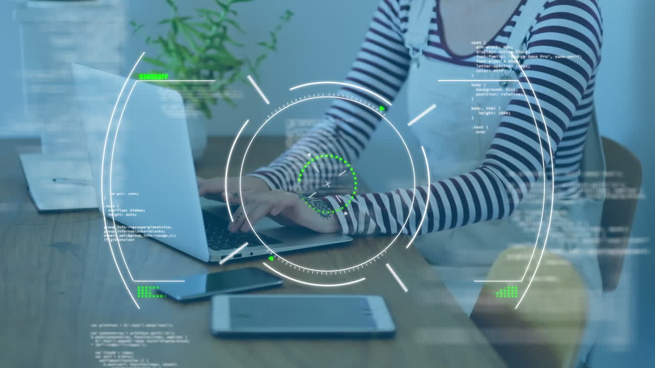 escáner de alcance y procesamiento de datos contra la mujer usando computadora portátil