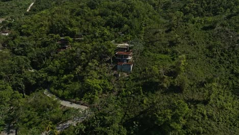 Casa-Aislada-En-Un-Exuberante-Bosque-Verde,-Península-De-Samana-En-República-Dominicana