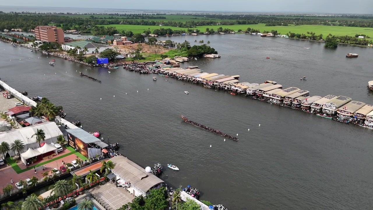 Corsa di barche tradizionale Chundan Vallam del Kerala Emozionante corsa di barche Vallam Kali ad Alappuzha Veduta aerea della Nehru Trophy Boat Race, Kerala Barche serpente del Kerala che corrono attraverso le lagune di Alappuzha Chundan Val