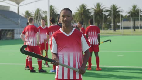 jugador de hockey antes de un juego en el campo