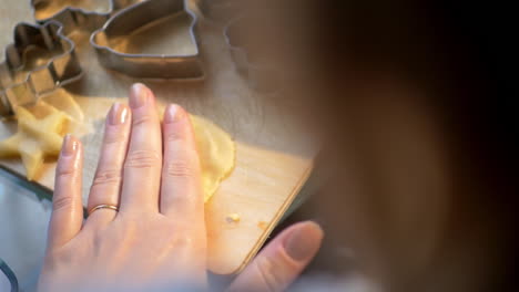 Mujer-Haciendo-Forma-De-Corazón-Con-Masa-Para-Galletas