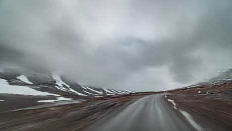 挪威斯特林 (stryn) 的258國道上山地高原上的一個車道